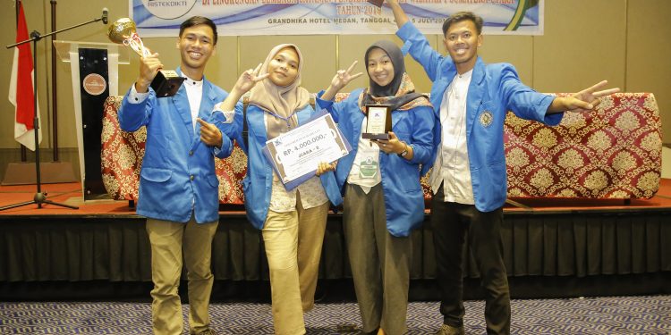 UMSU SATU SATUNYA PERGURUAN TINGGI SWASTA YANG BERHASIL MERAIH PERINGKAT 5 NASIONAL  PADA KOMPETISI DEBAT MAHASISWA INDONESIA