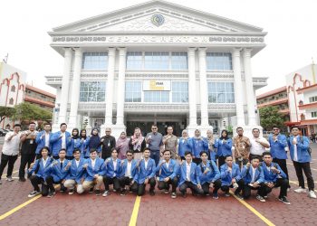 WAKIL REKTOR III UMSU LEPAS 25 MAHASISWA UMSU MENGIKUTI PROGRAM MAGANG BERSERTIFIKAT MBKM DI PTPN IV