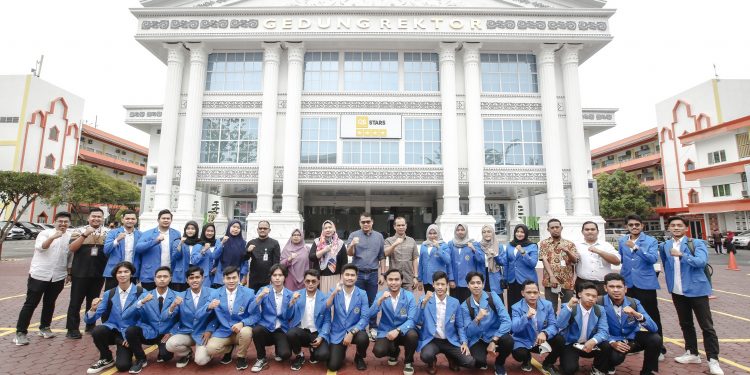 WAKIL REKTOR III UMSU LEPAS 25 MAHASISWA UMSU MENGIKUTI PROGRAM MAGANG BERSERTIFIKAT MBKM DI PTPN IV