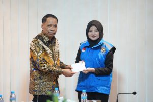 Rektor UMSU, Prof. Dr. Agussani, M.AP serahkan tali asih
