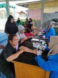 Dok. cek kesehatan bersama masyarakat setempat