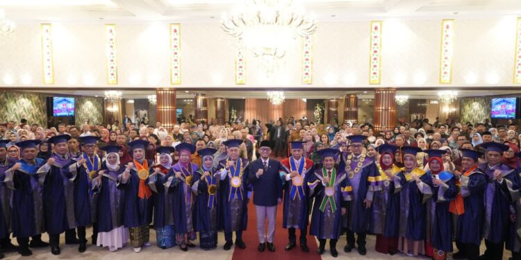 UMSU Kukuhkan 2.355 Lulusan pada Wisuda Periode II Tahun 2025