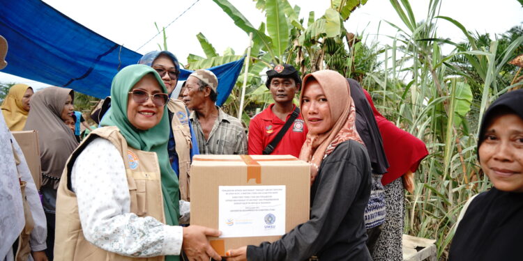 Tim Tanggap Darurat UMSU Distribusikan Sembako dan Air Bersih di Desa Sekoci Langkat