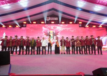 Rektor UMSU Bikin Kejutan di Masta Kolosal, Laptop dan Tablet Dibagikan kepada Mahasiswa Baru