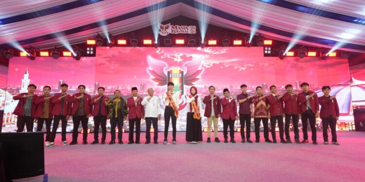 Rektor UMSU Bikin Kejutan di Masta Kolosal, Laptop dan Tablet Dibagikan kepada Mahasiswa Baru